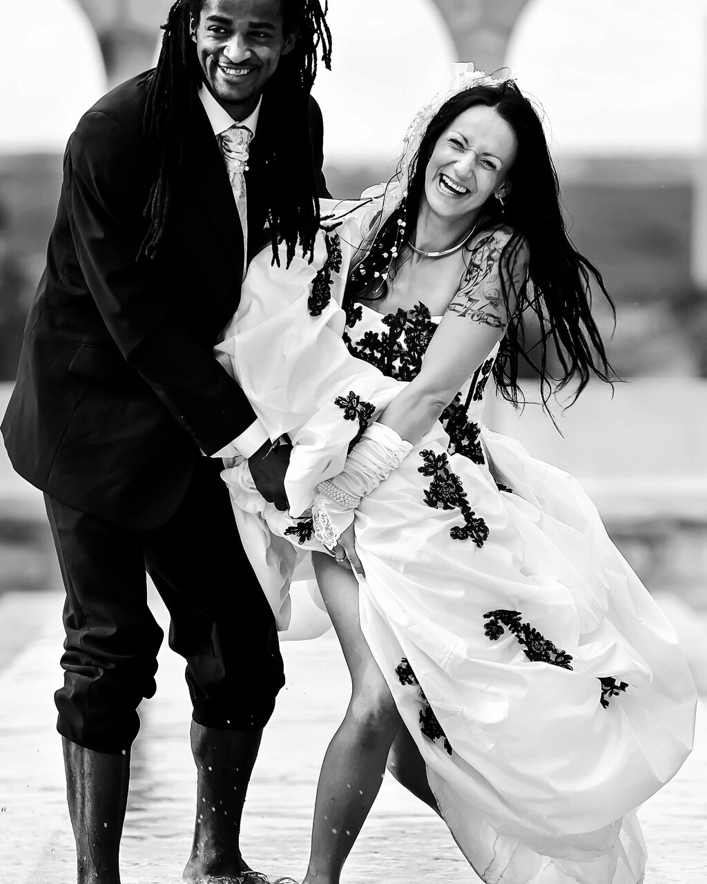 Portrait de mariée en noir et blanc avec bouquet réalisé à Genève