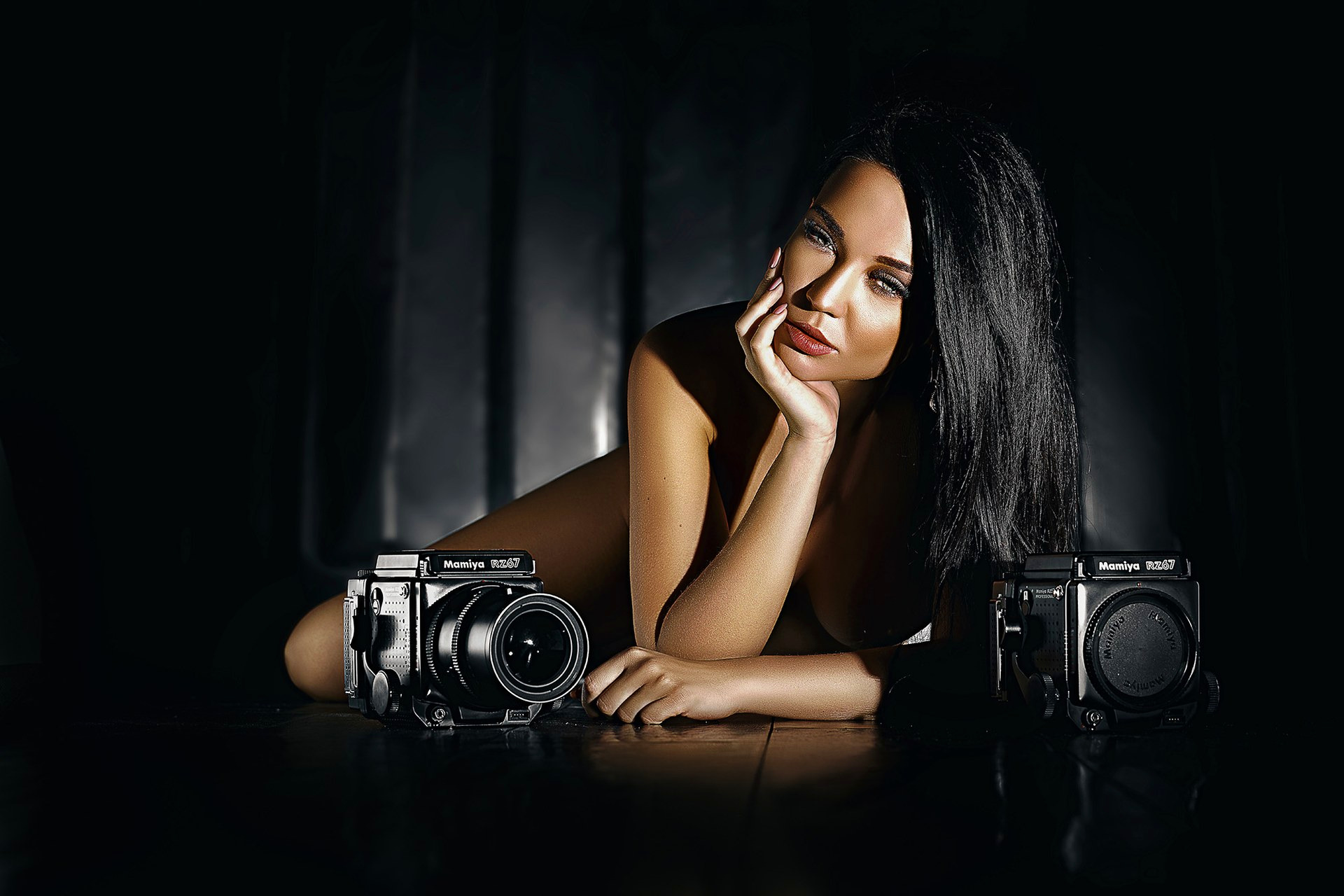 Portrait éditorial en clair-obscur avec deux Mamiya RZ67 pour un client de Genève