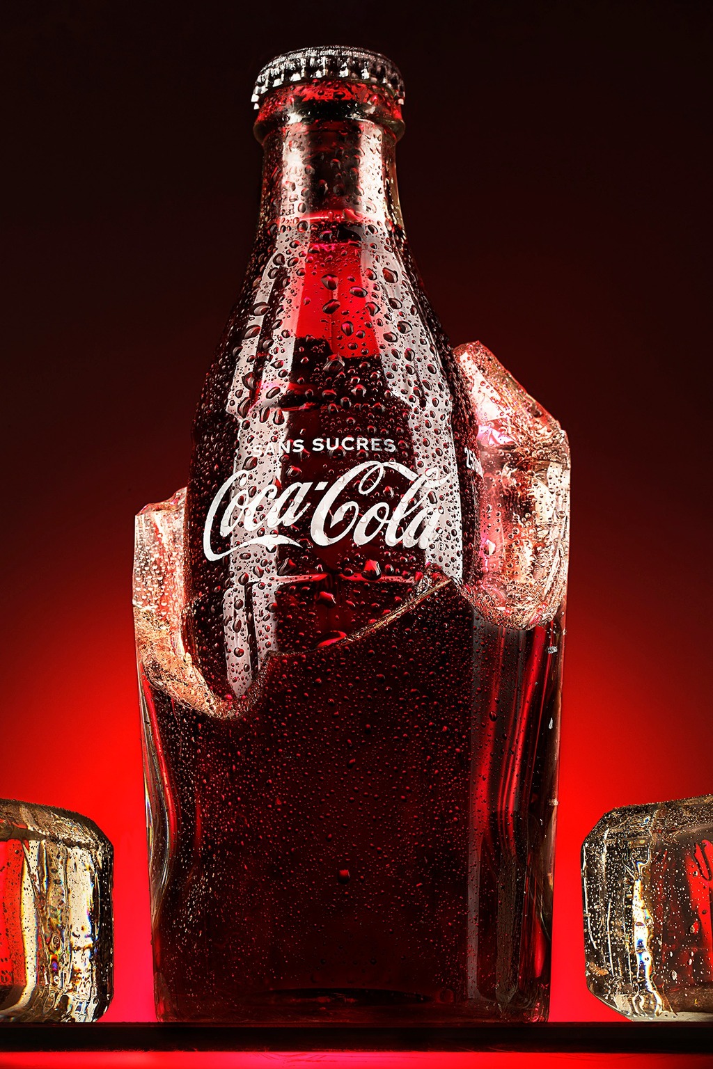 Packshot publicitaire de bouteille de soda sur glace, photographie produit en studio mobile à Genève